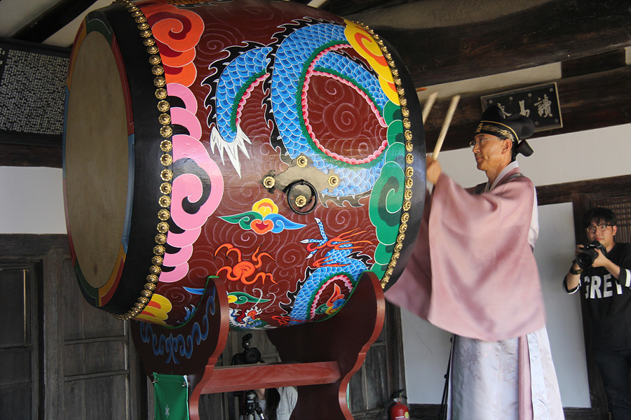 President Choi and His Saemaul Vision on a Giant Drum